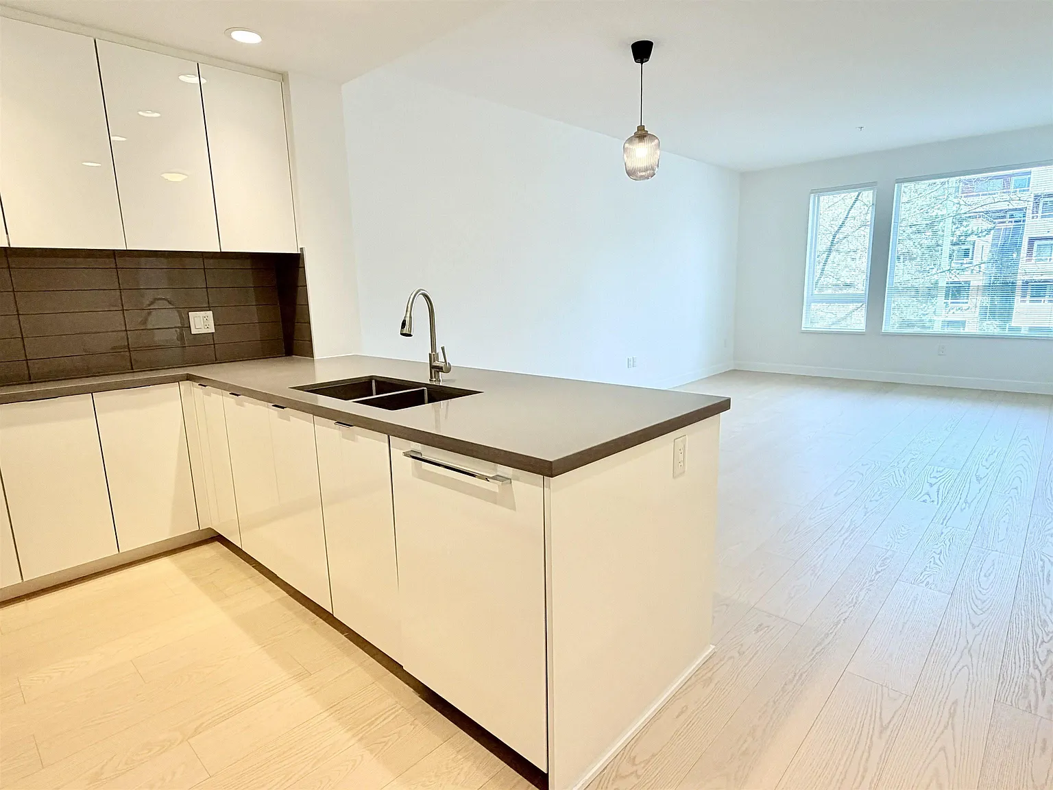 2 bed, 852 sqft, $3,200 — Photo 2