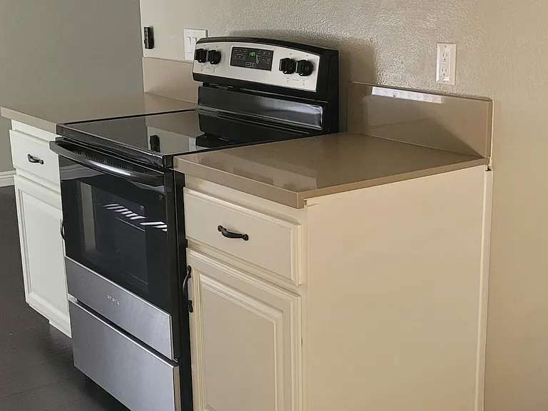 side view of the kitchen