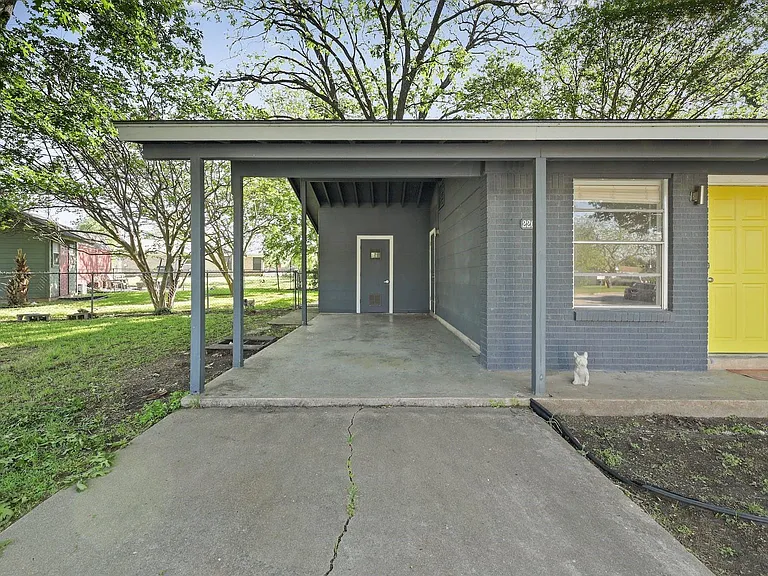 2202 Towbridge Cir — Photo 3