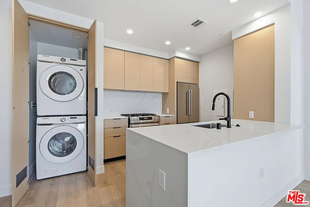 1 bed, 1.0 bath, 806 sqft, $4,395 — Photo 2