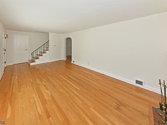 5th image of 149 Seton Pl