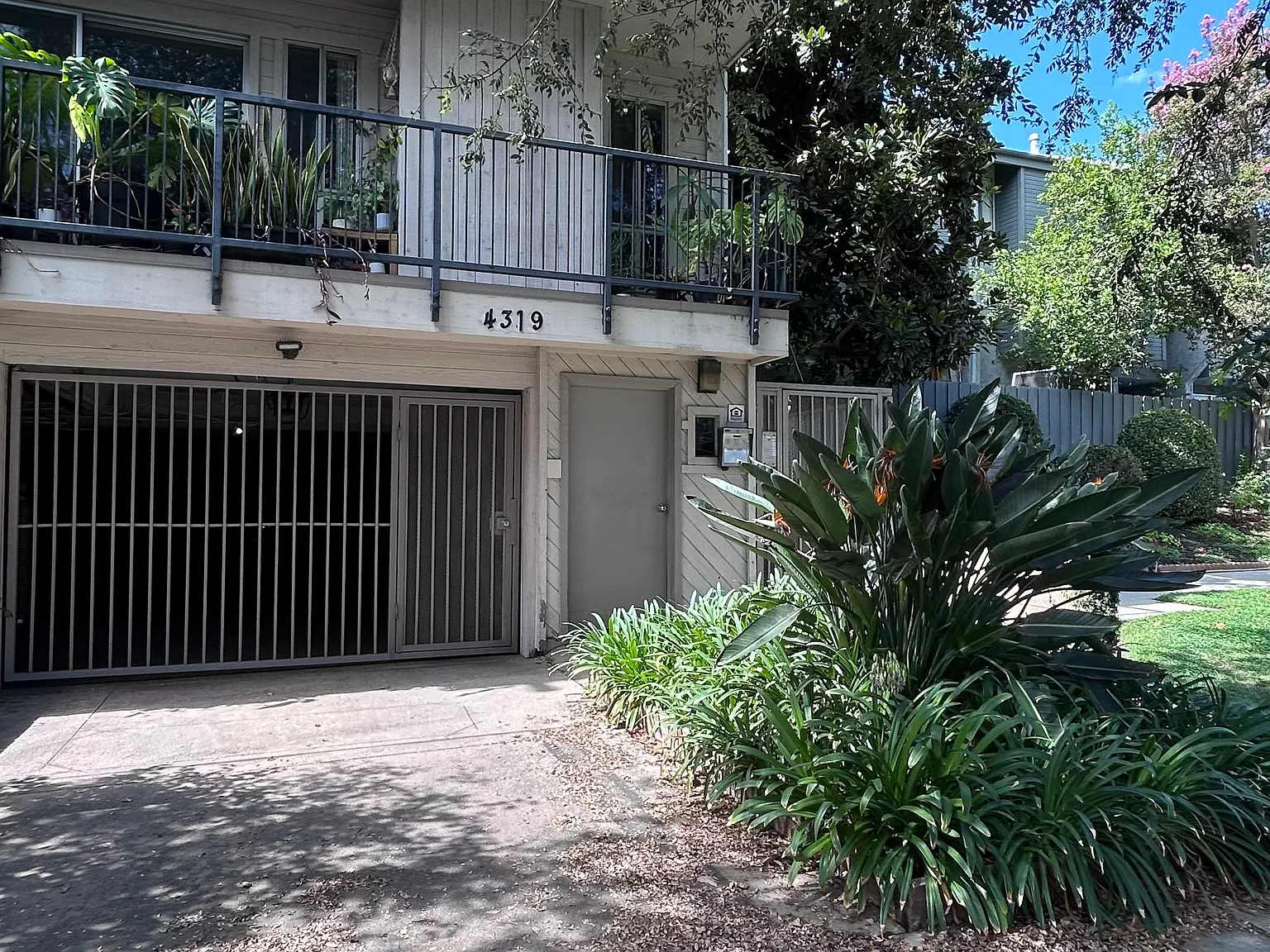 2 bed, 1000 sqft, $2,430 — Photo 3