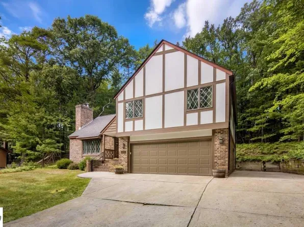 3706 Holiday View Dr, Traverse City, MI 49686