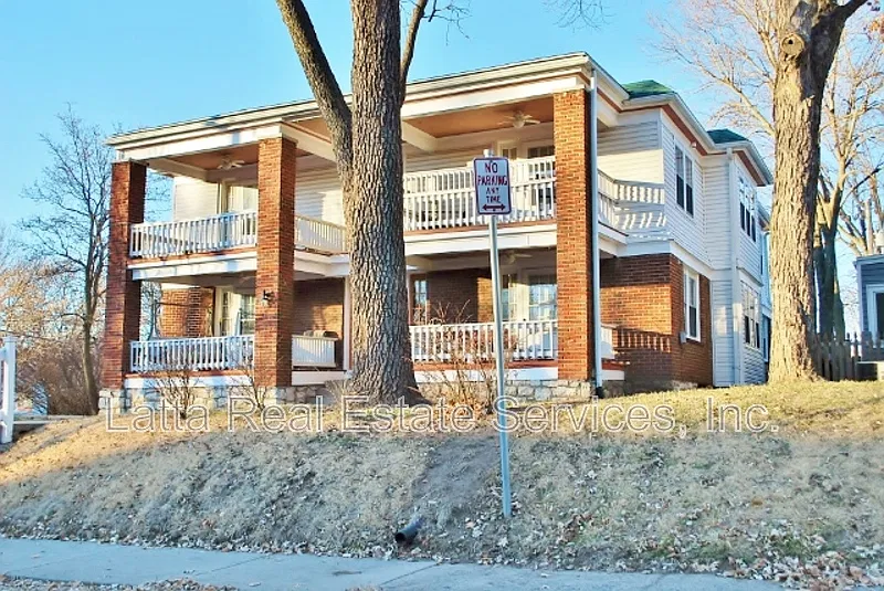 2 bed, 1.0 bath, 1008 sqft, $925 — Photo 1