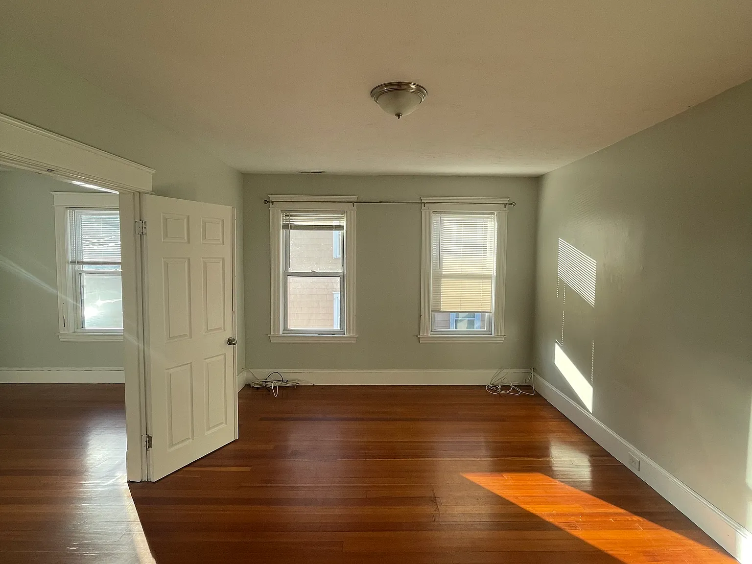 3 bed, 1200 sqft, $2,700 — Photo 4
