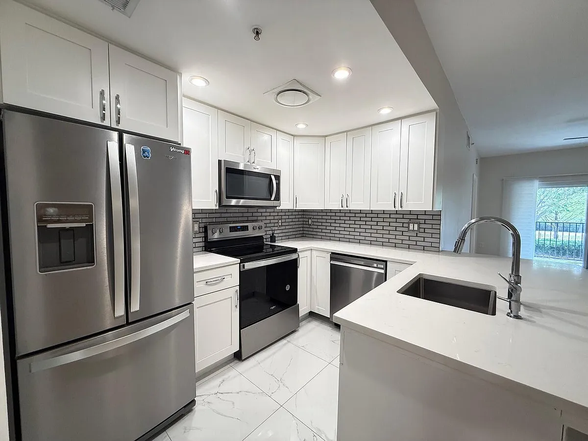 Building Photo - 5860 W Sample Rd #202