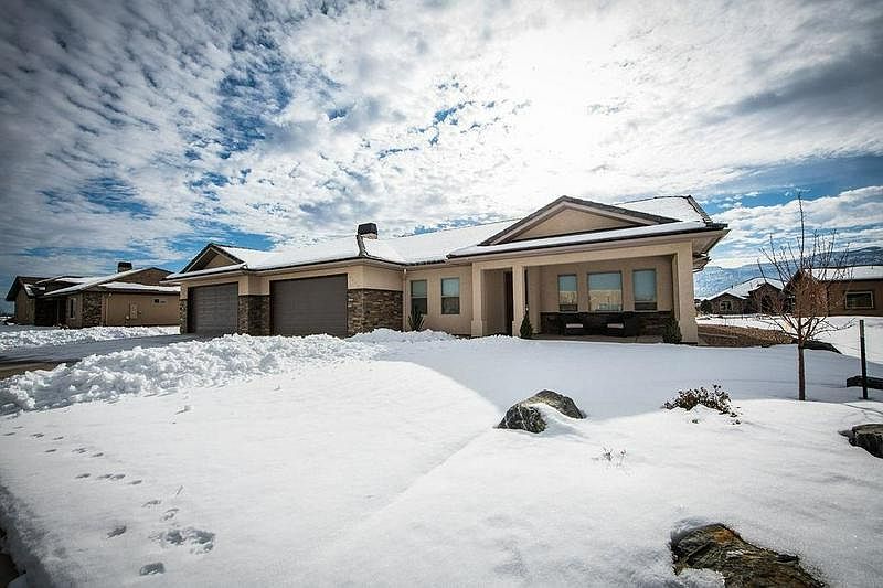 1446 Shoreline Drive: Front View