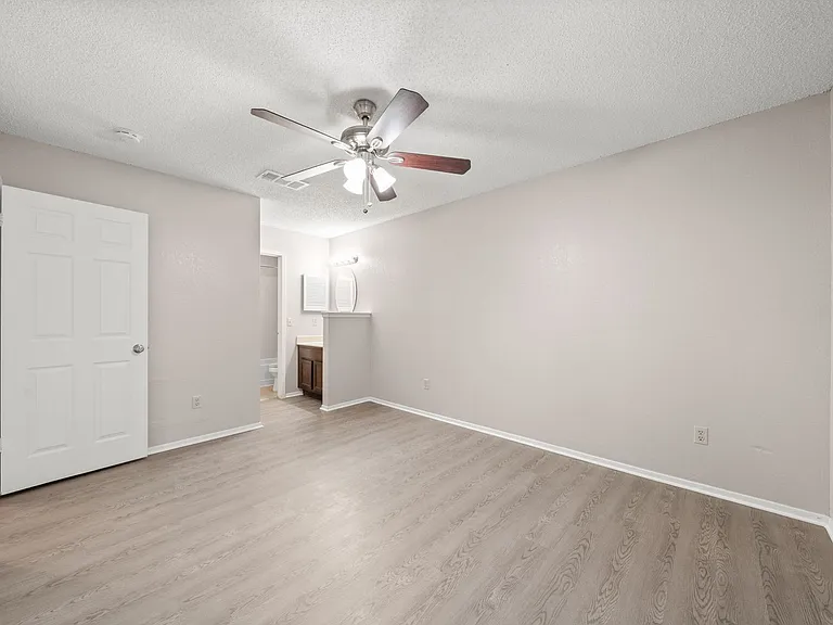 411 Greenlawn Blvd — Photo 22