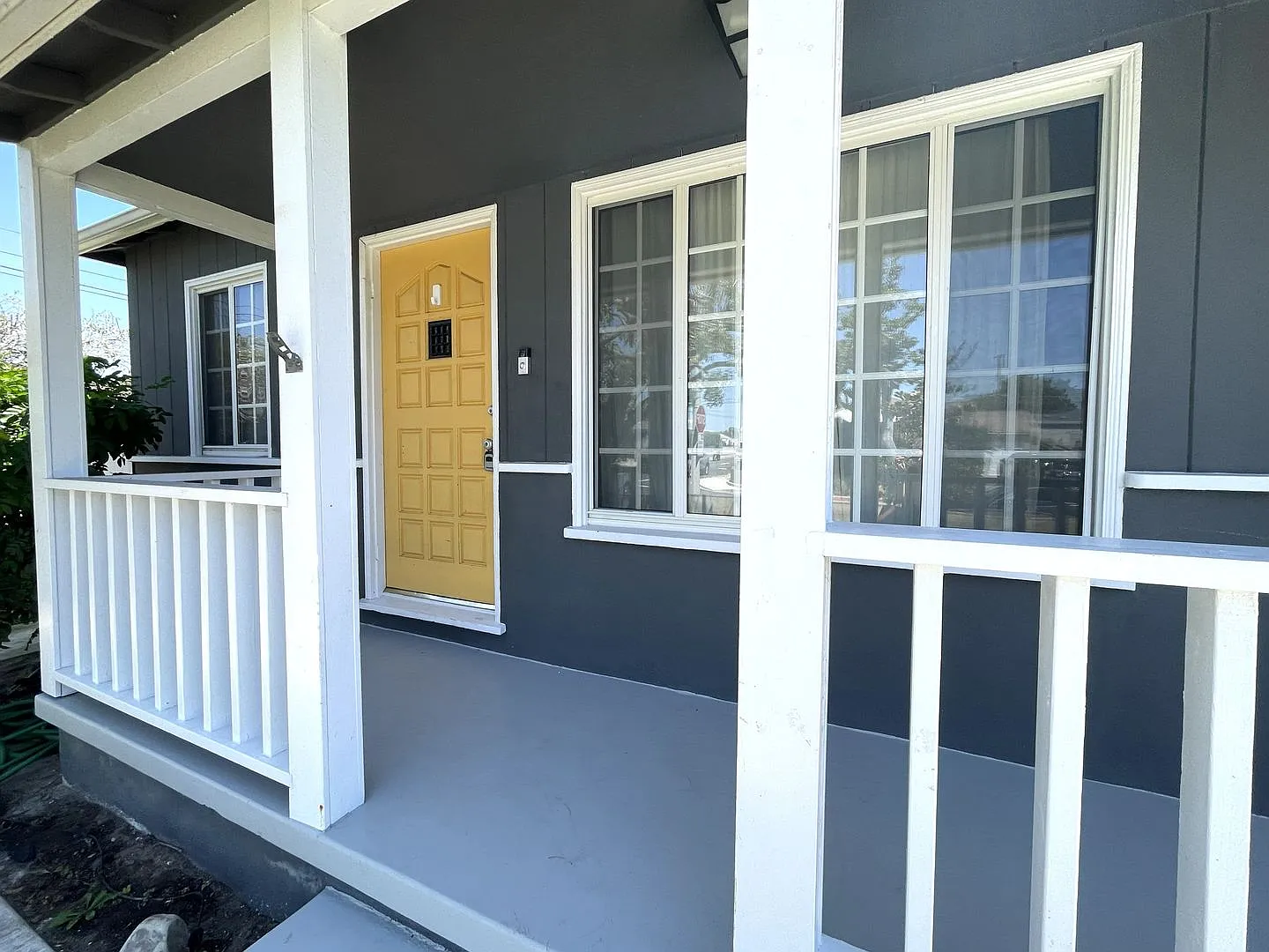 Updated 3 bedroom house with air conditioning and large, private yard — Photo 2
