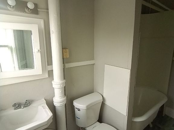 4th image of 1752 Arlington Ave #879
