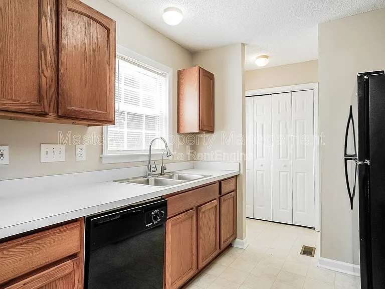 317 Cross Hill Ln — Photo 4