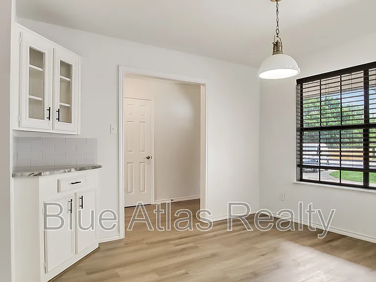 1329 E Windsor Dr — Photo 6
