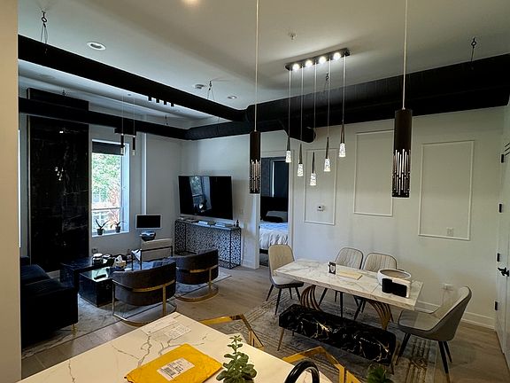 5th image of 77 W Chestnut St #3B