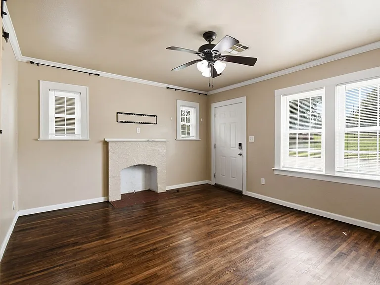 E 8th St Duplex — Photo 27