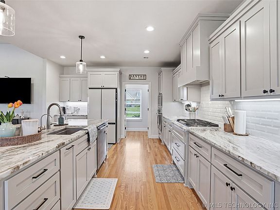 4th image of 106 W 167th St S