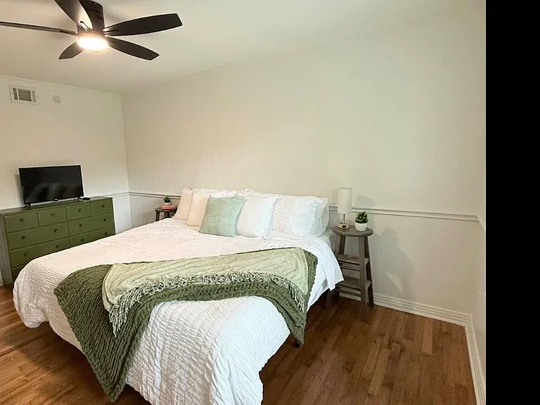 2216 Crestwood Dr — Photo 2
