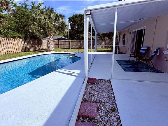 2nd image of 102 Camino Cir