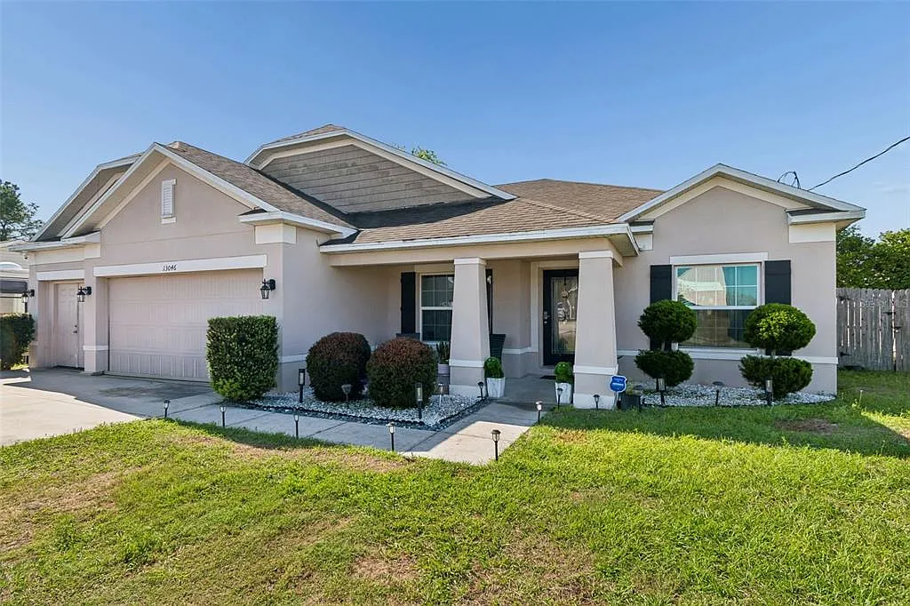 4 bed, 3.0 bath, 2574 sqft, $2,300 — Photo 2