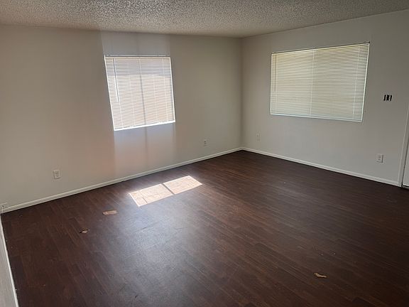3rd image of 1414 E Dana Ave