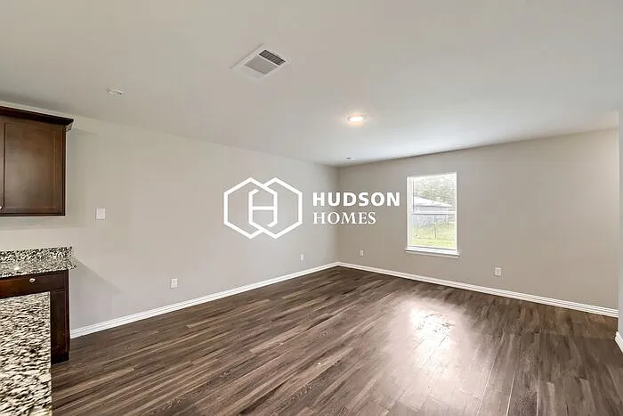 3 bed, 2.0 bath, 1028 sqft, $1,549 — Photo 3