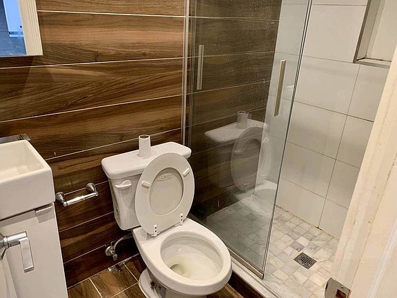 5th image of 819 W 180th St APT 44