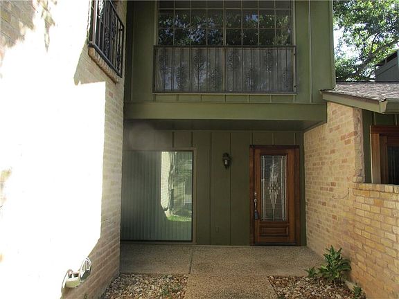 2nd image of 24 Woodstone Sq