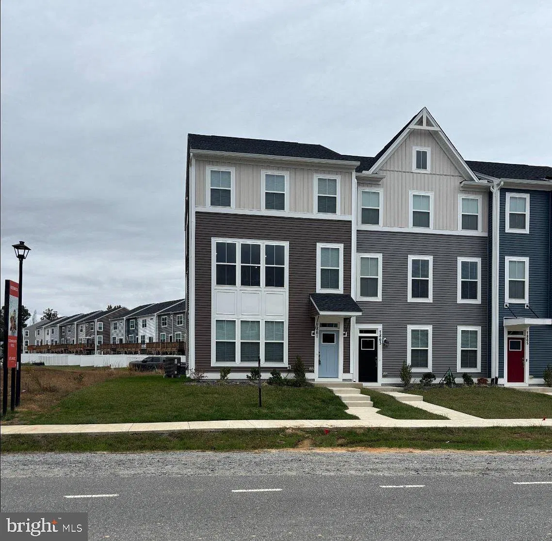 4 bed, 4.0 bath, 2142 sqft, $2,800 — Photo 1