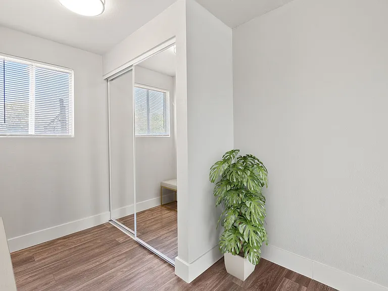 Bright & Sunny Studio w/ All New Renovation!! — Photo 13