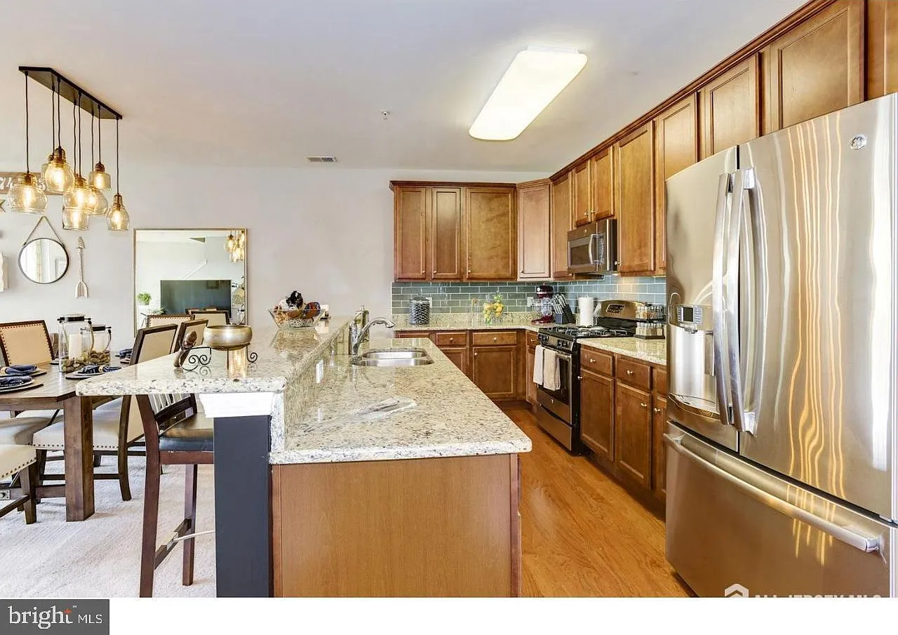 3 bed, 2.5 bath, 1944 sqft, $2,999 — Photo 2