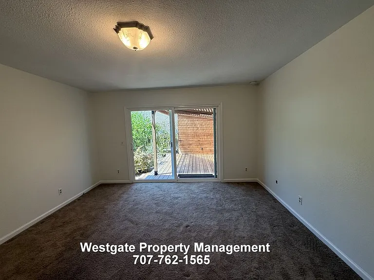 400 Smith Ct — Photo 26
