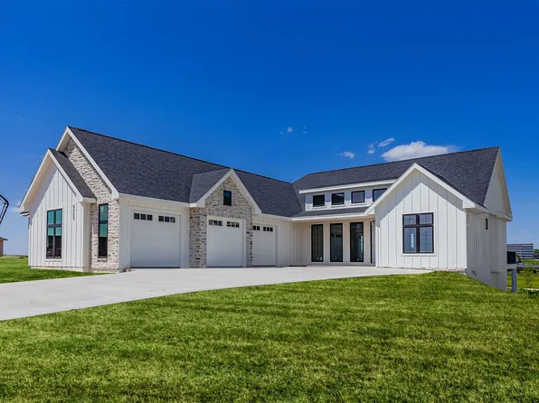 8265 Edgewood Ct, West Des Moines, IA 50266