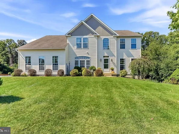 930 Hillcrest Dr, Kinzers, PA 17535