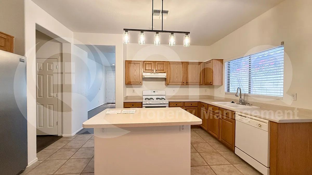 3 bed, 2.0 bath, 2011 sqft, $2,099 — Photo 3