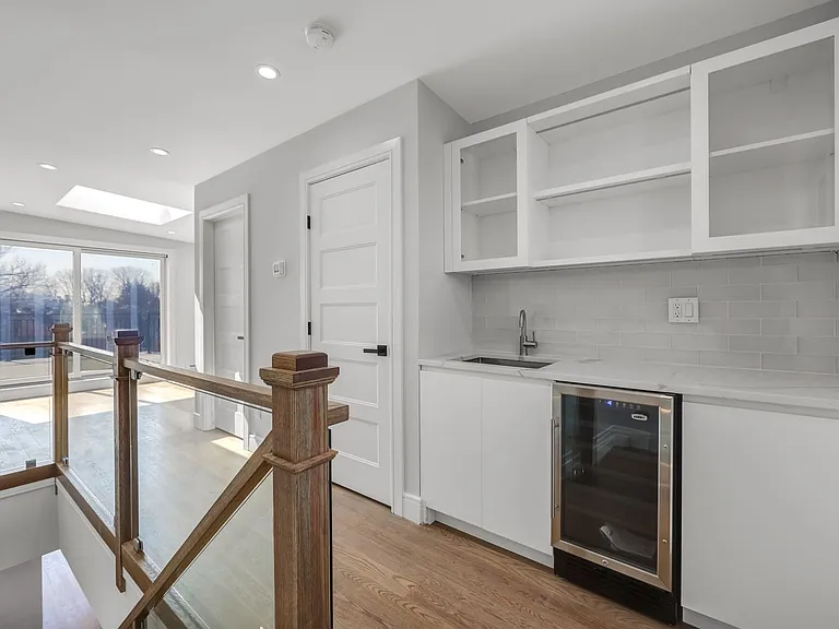39 Washington Ave — Photo 36