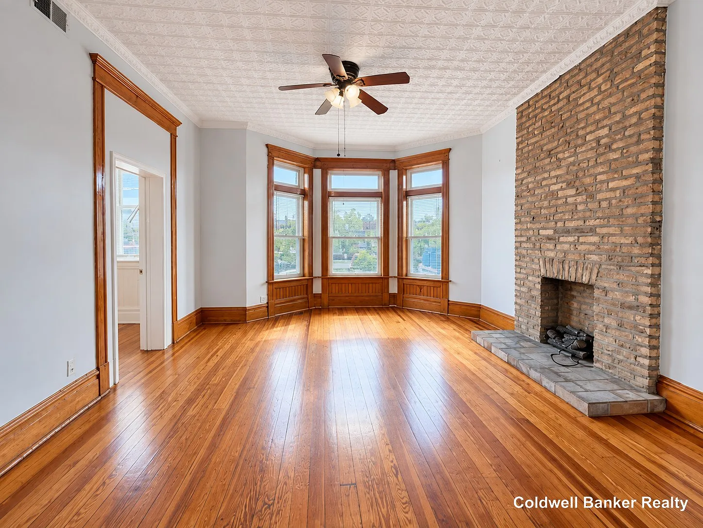 3 bed, 1.0 bath, 1200 sqft, $1,800 — Photo 2