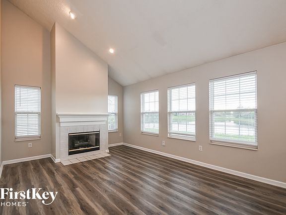 3rd image of 15556 Bethesda Cir