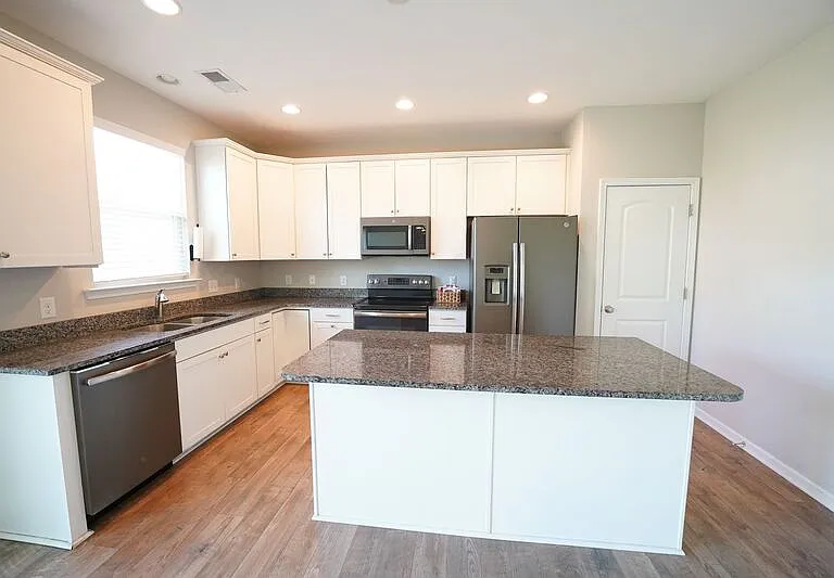 215 Shelton St — Photo 7