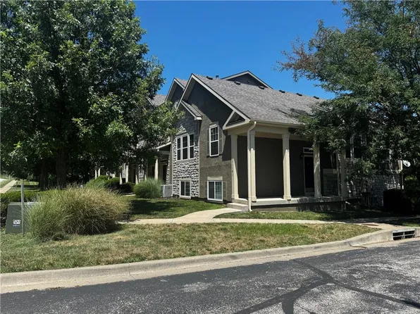 11141 S Woodsonia Dr, Olathe, KS 66061