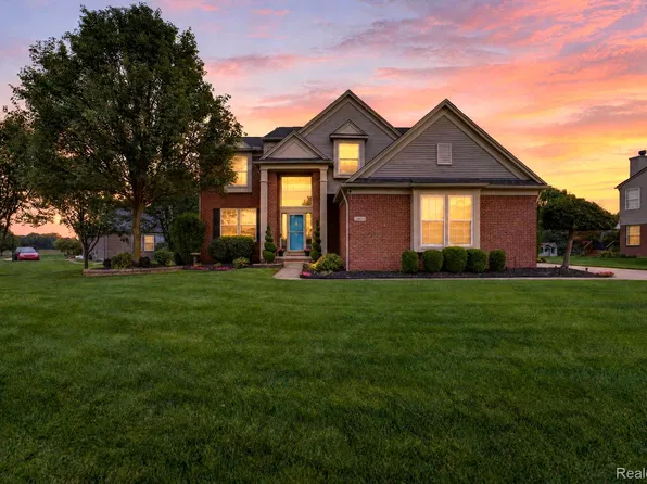 24686 Fairlawn Dr, Flat Rock, MI 48134