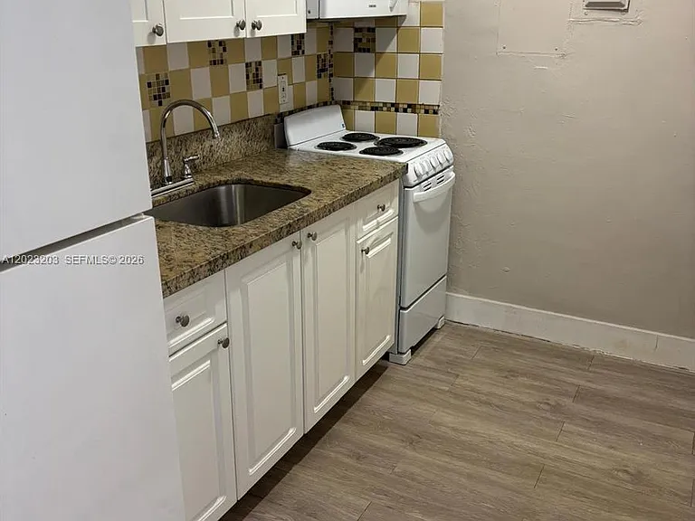 520 SW 4th St #11 — Photo 7