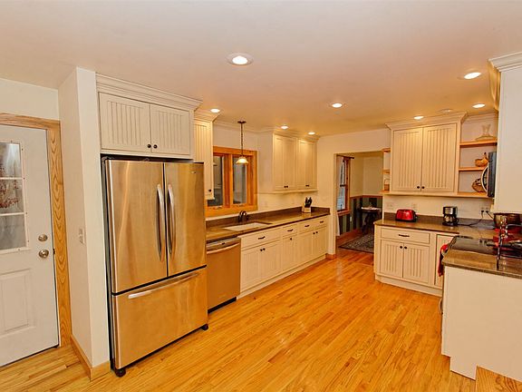 2nd image of 679 Pinewoods Ave