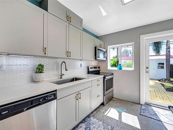 5th image of 440 NE 51st St