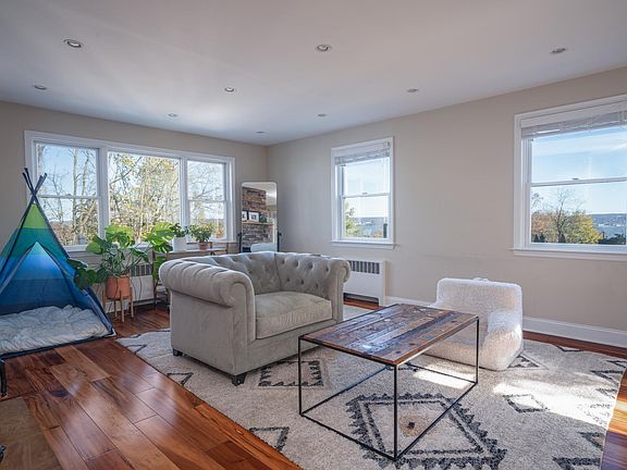 5th image of 32 Dickinson Ave Floor 1