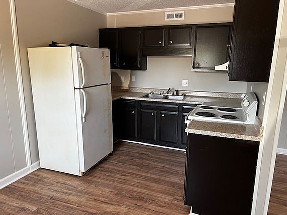 3rd image of 756 Lawrence Ave
