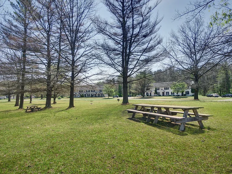 English Village Apartments — Photo 30