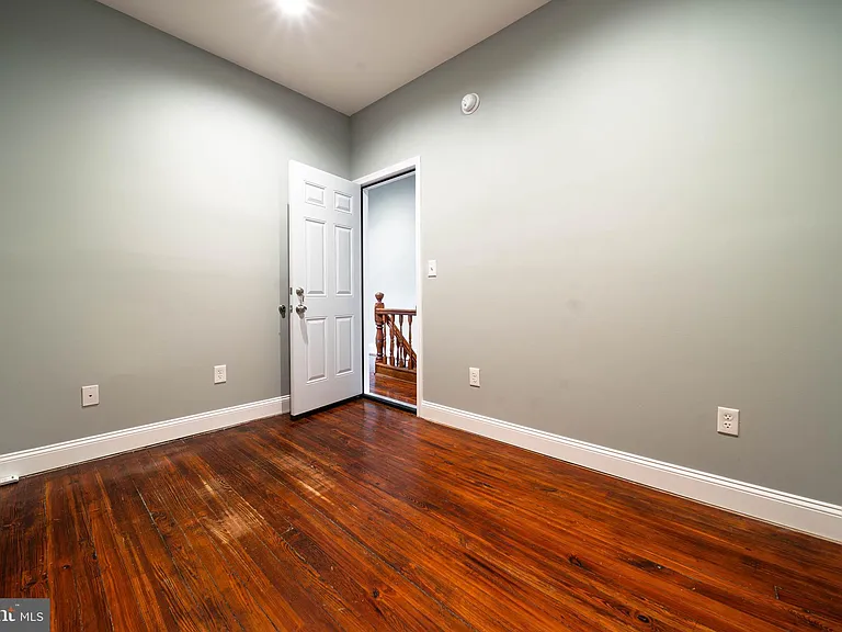4119 Falls Rd — Photo 8