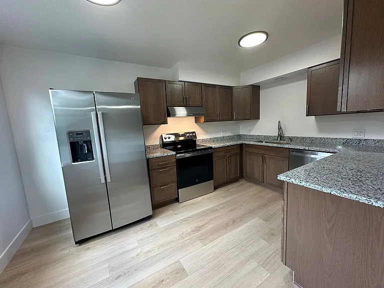 1707 Grand Coulee Blvd — Photo 2