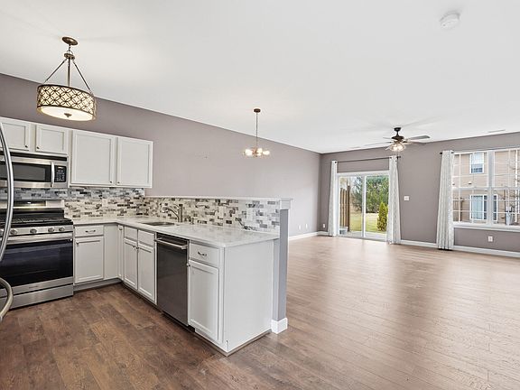 3rd image of 875 Flagstone Dr