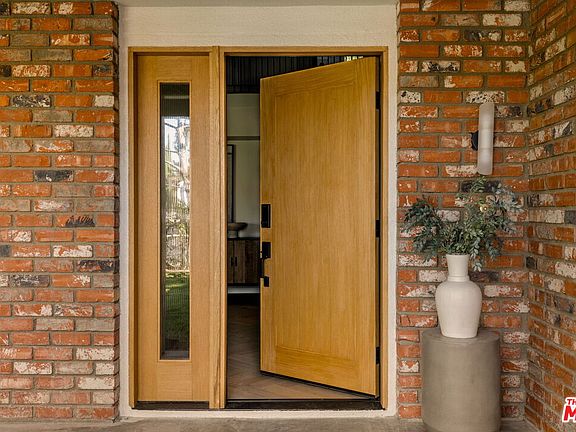 4th image of 22460 Cairnloch St
