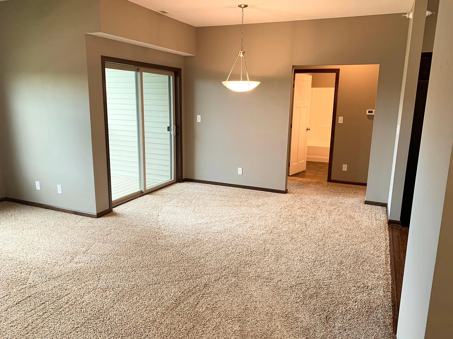 2 bed, 1048 sqft, $1,350 — Photo 2